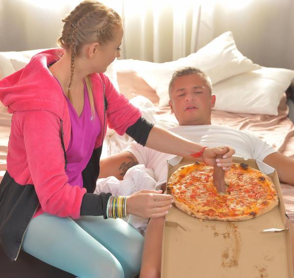 Kiki Cyrus – Delicious Pizza Topping – Delivery Girl Wants Cum in Mouth