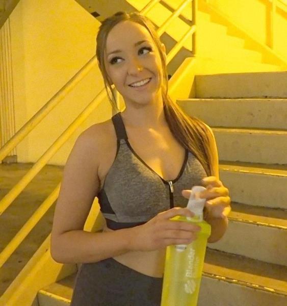 Jessie Lynne – Jessie Lynnes Porn Debut Puts Her Atop A Thick Dick (