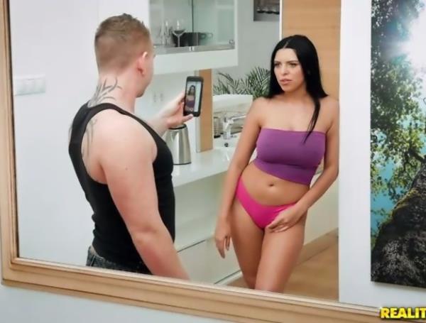 Kira Queen – Spying On Her Showering