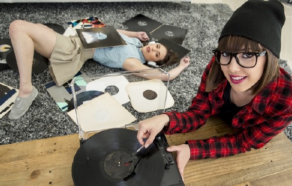 Casey Calvert, Jenna Sativa – Vinyl Obsession