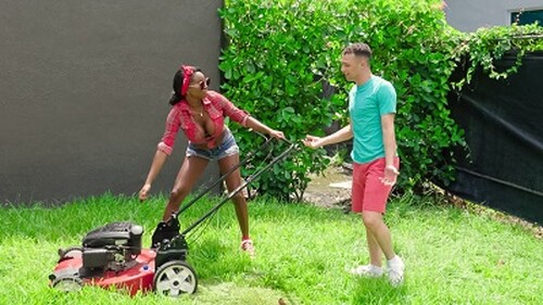 Naomi Foxxx – Helping Out My MILF Neighbor