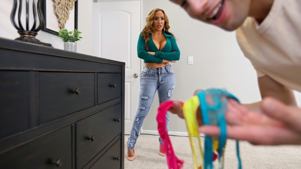 Richelle Ryan – Moms Panties